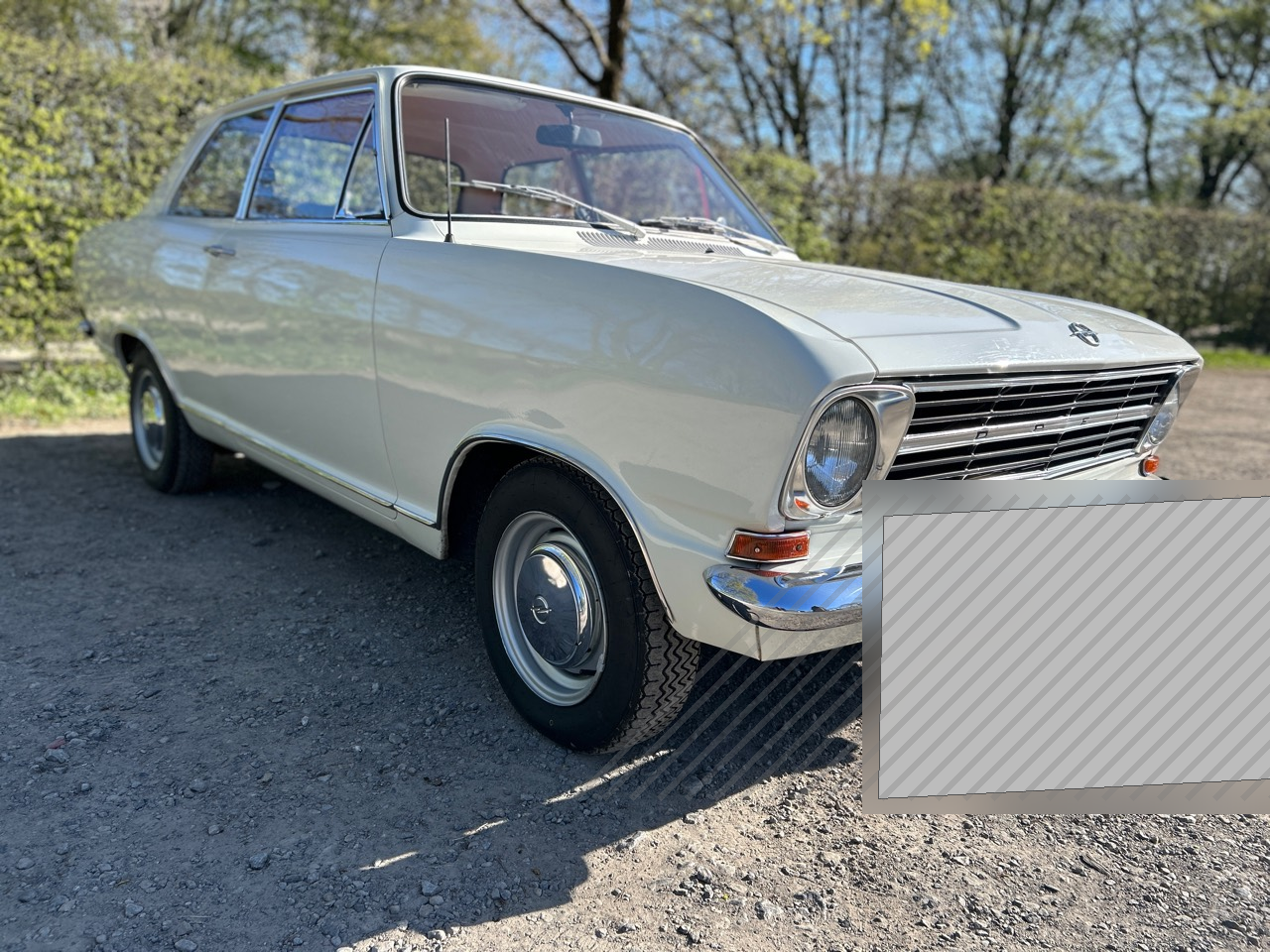 Seitliche Frontansicht mit Chromstoßstange des Opel Kadett