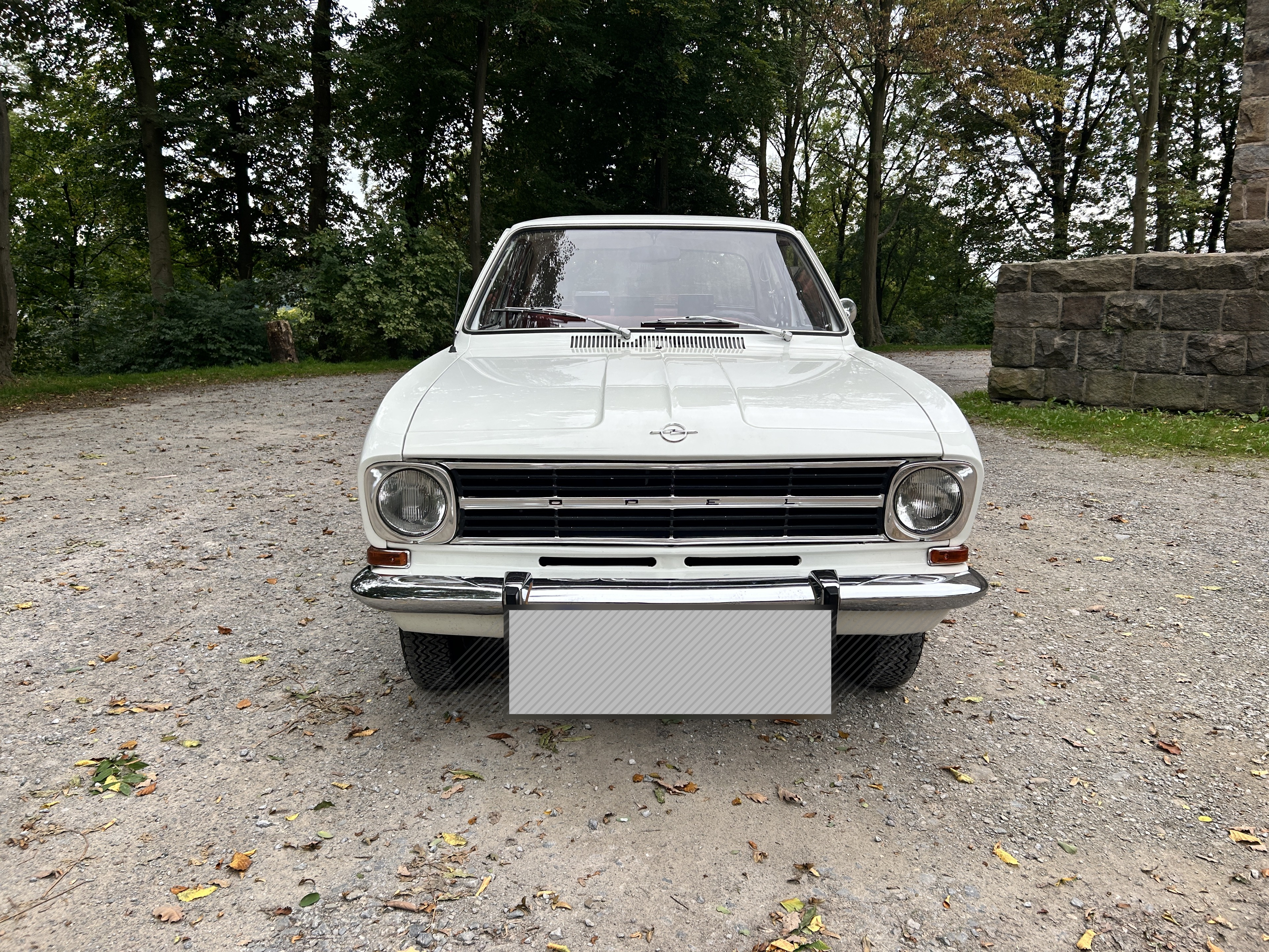 Frontansicht des weißen Opel Kadett von 1970