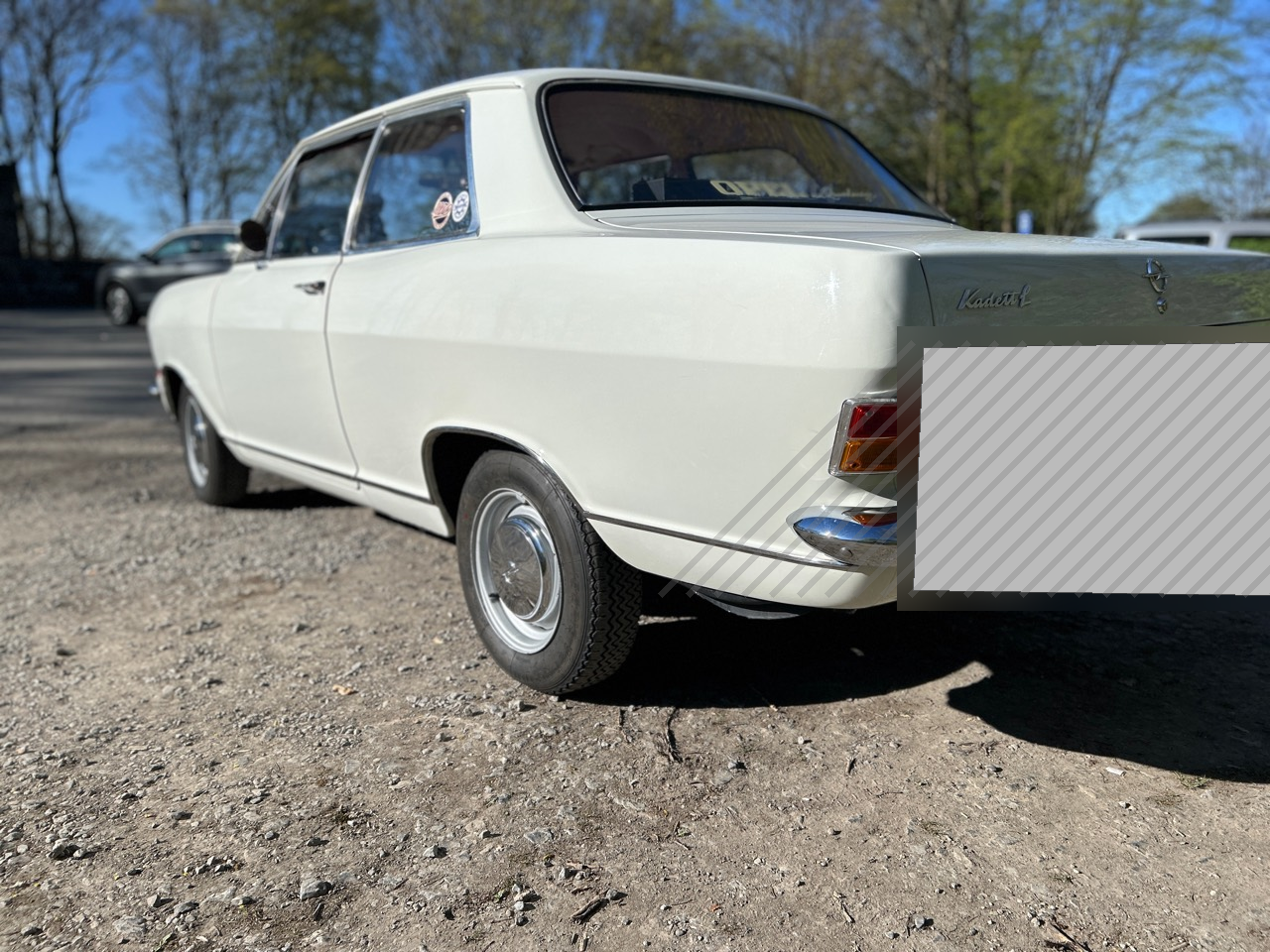 Heck und Seitenlinie des weißen Opel Kadett