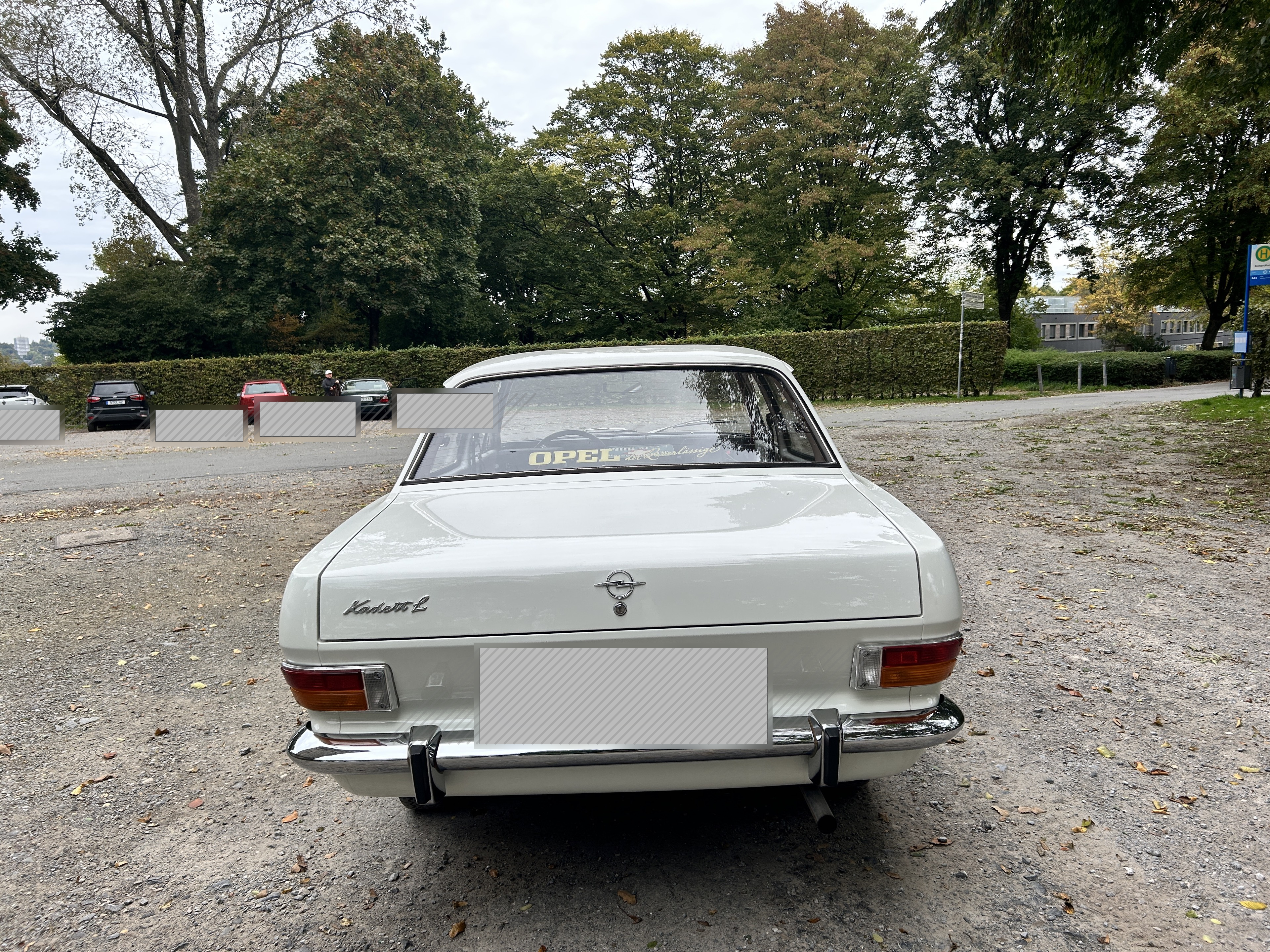 Heckansicht des Opel Kadett mit Chromdetails