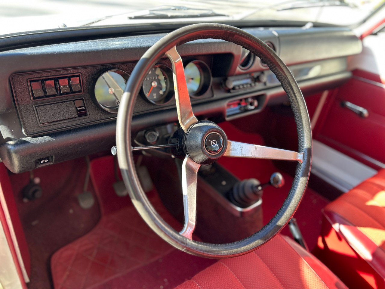 Roter Innenraum mit klassischem Lenkrad des Opel Kadett