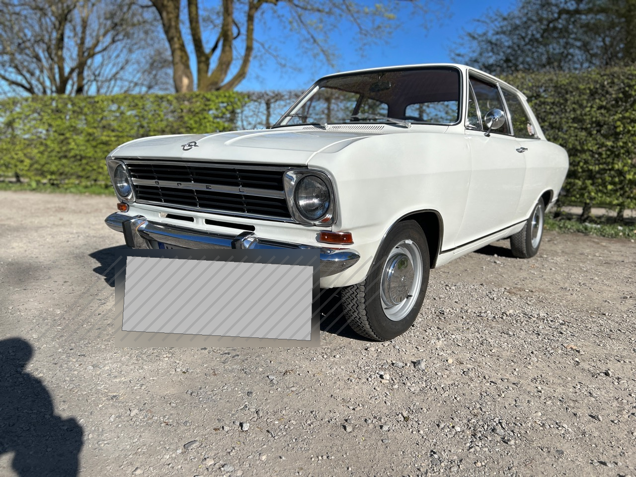 Schräge Frontansicht des weißen Opel Kadett